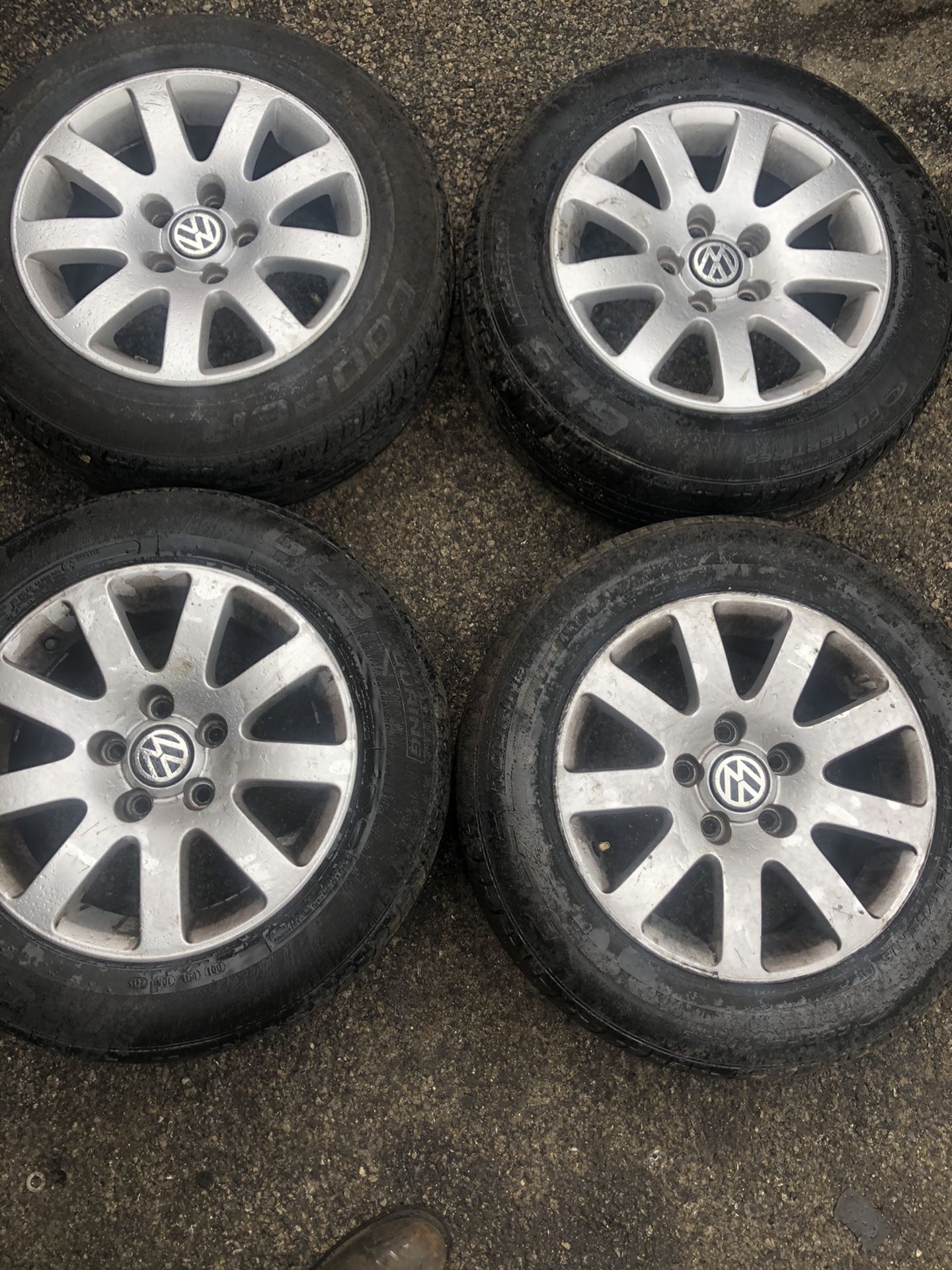 Volkswagen Passat rims and tires