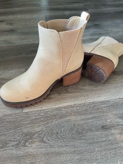 MIA boots size 8