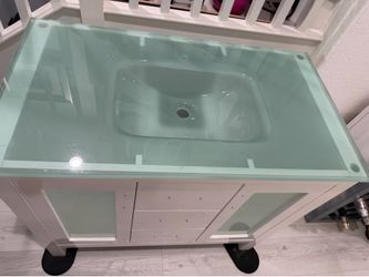 40 inch vanity brand new out of the box $500 with glass top beautiful thick glass