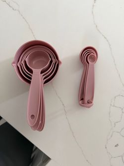 Pink measuring cups