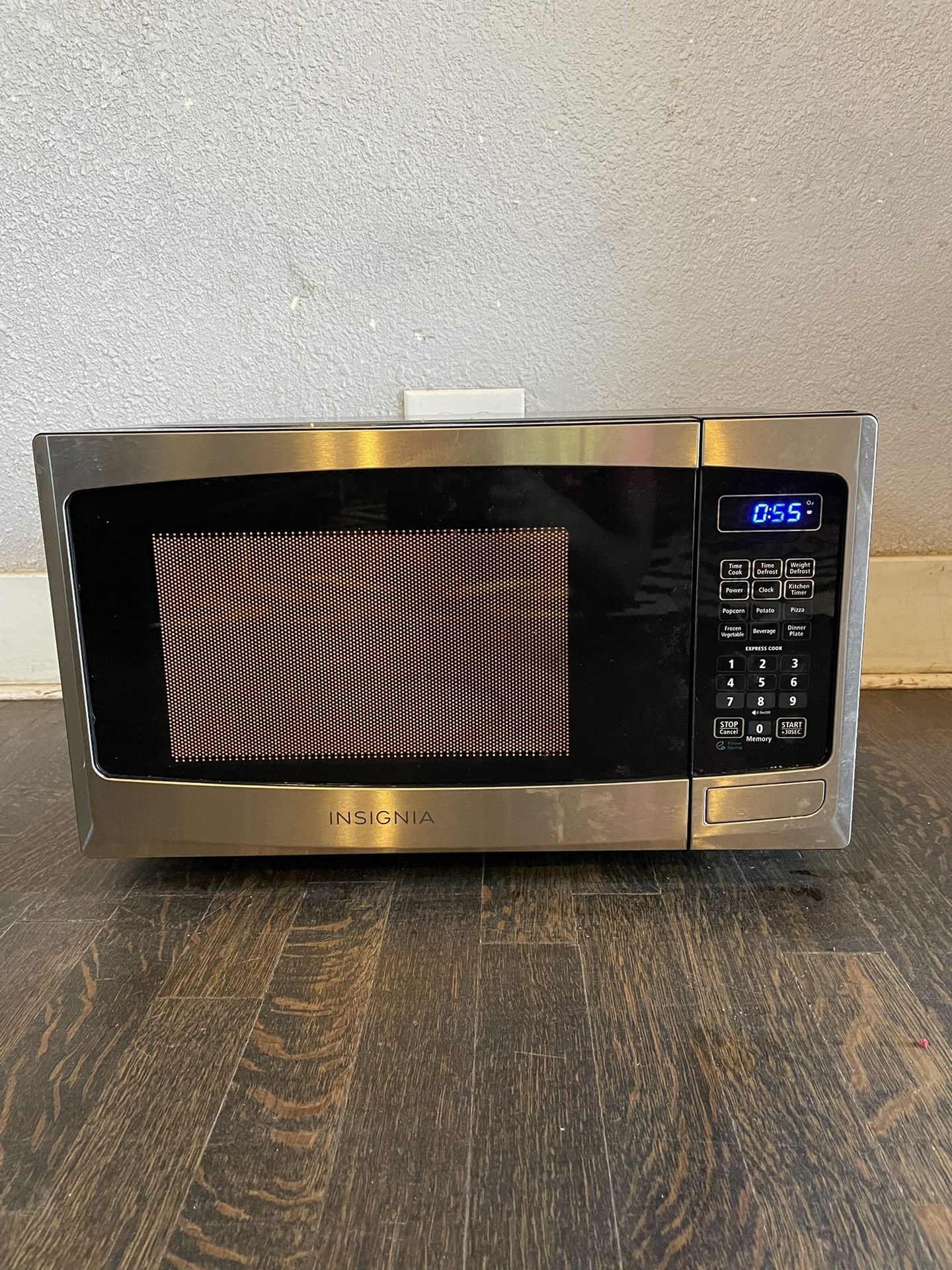 Insignia- 0.9 Cu. Ft. Compact Microwave - Stainless steel