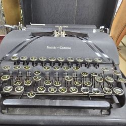 Vintage Working Typewriter in case