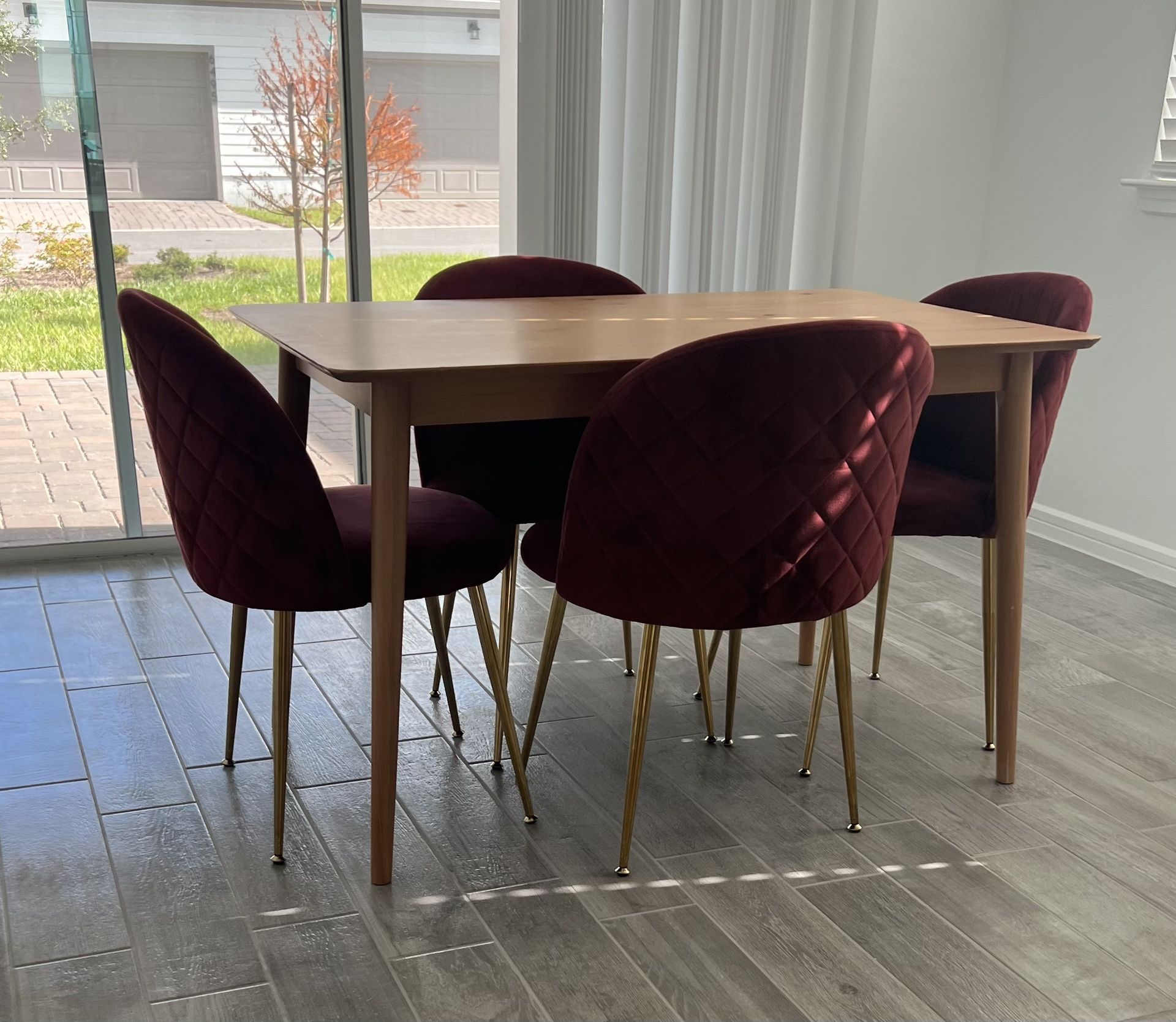 Beautiful Contemporary Dinning Set (4)