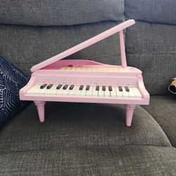 Un Piano Con Micrófono De Pilas 