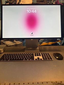 Apple Studio Display - Nano-texture glass - Tilt-adjustable stand