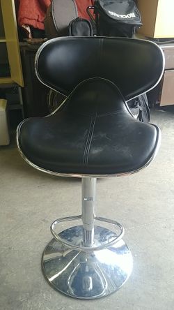 Swivel backrest bar stool