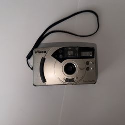 Nikon Fun Touch 6 28 mm Point And Shoot Camera