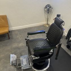 1926 Theo-A-Koch’s Barber chair 