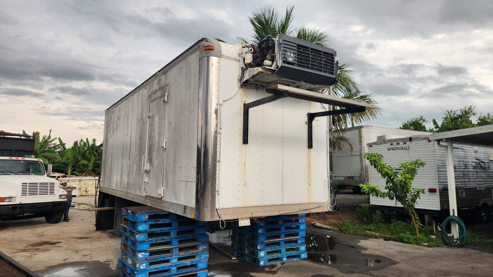 Caja refrigerada De 24 Pies con rampa