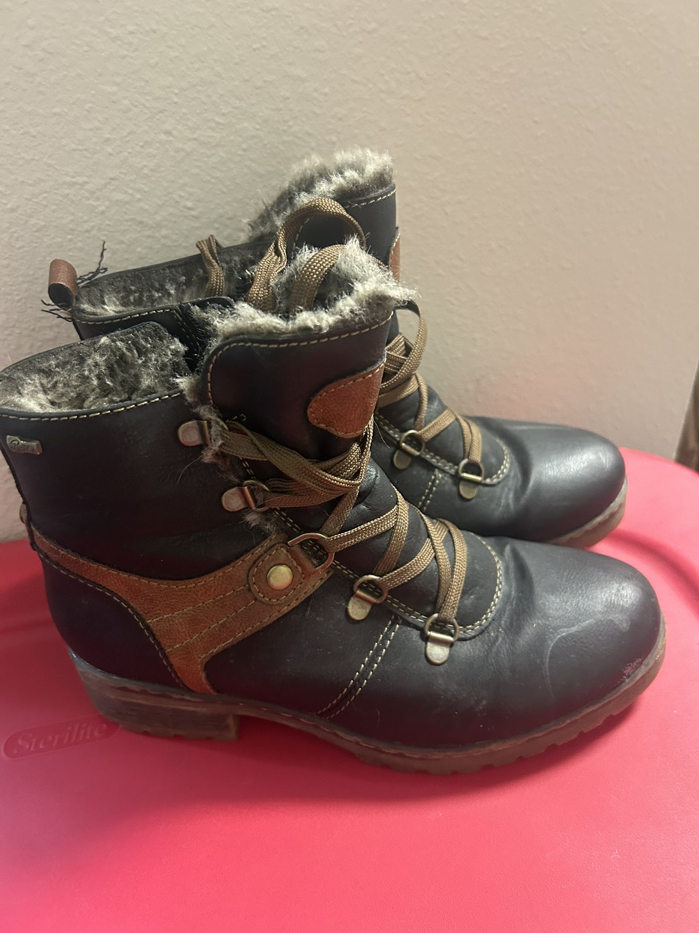 Snow Boots Size 7.5 - Shock Absorbing And Very Comfy