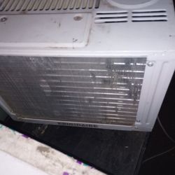 5 XL window air conditionerS, SCRAPPERS,10K 12K BTU all work,,$29 - $29 (St. Paul)

