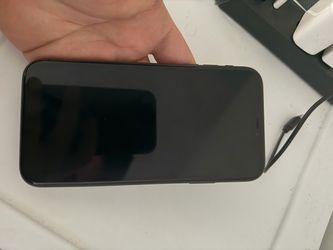 iPhone 11 64gb LOCKED