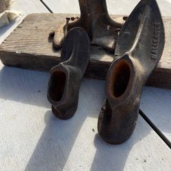 Vintage Cobbler Metal Shoe  Stand C1890 Peerless Milwaukee Co 2 Cast Iron Shoes Size 1 & 8 On Wooden Base