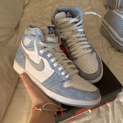 Air Jordan 1 Hyper Royal 