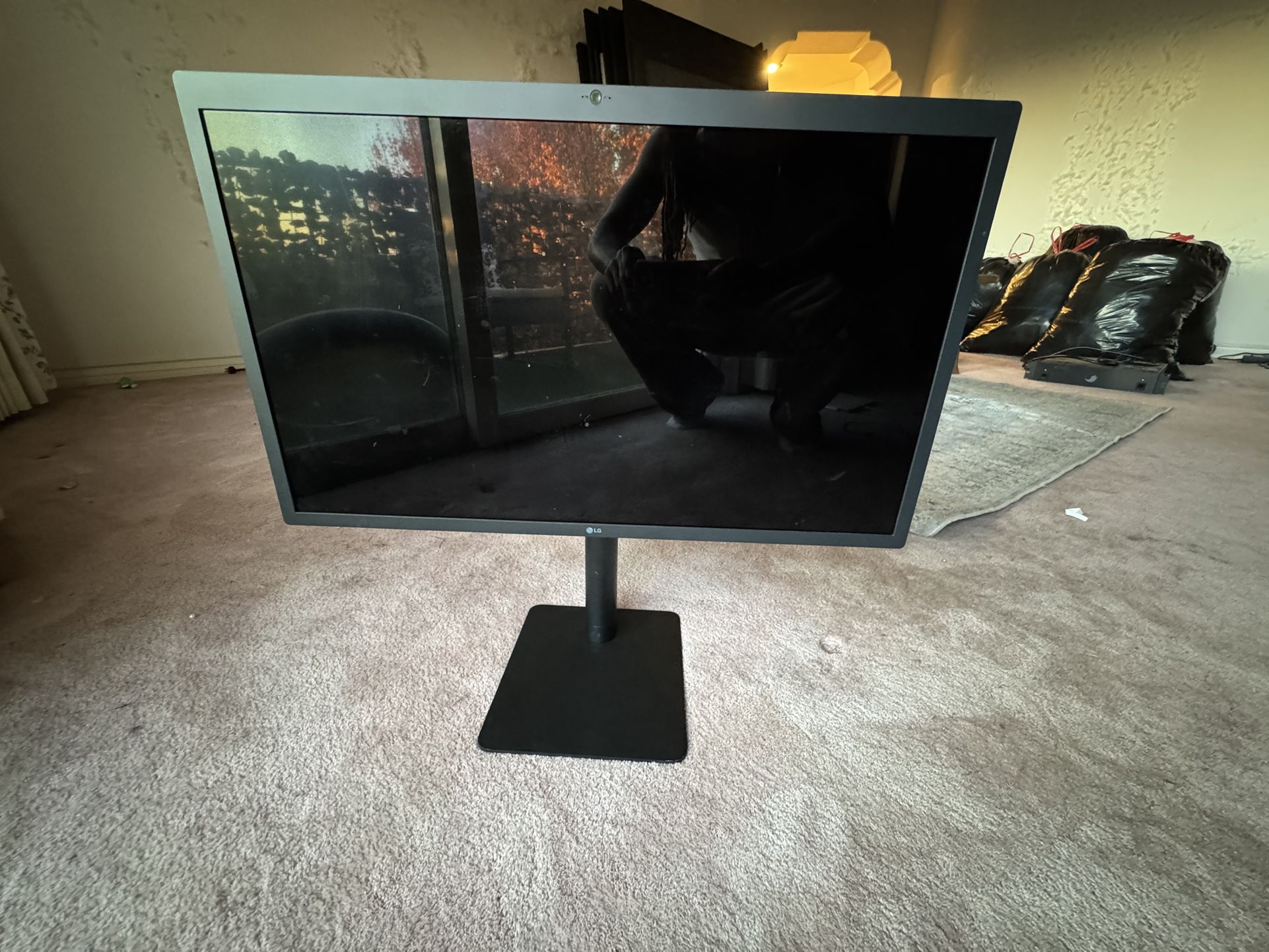 ✨ LG UltraFine 5K Monitor – Model 27MD5KL-B (27-Inch) – Excellent Condition ✨