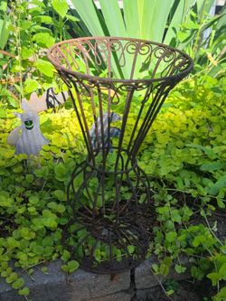 Cute Metal Plant Stand/ Vase