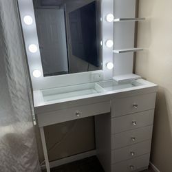 Makeup Vainty With Glass Top