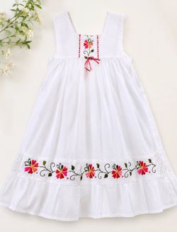 🌸 Girls White Embroidered Dress Size 6 – Like New 🌸