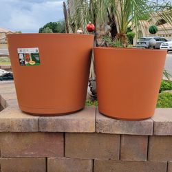 Vigoro Kyra Large Clay Plastic Round Planter with Attached Saucer