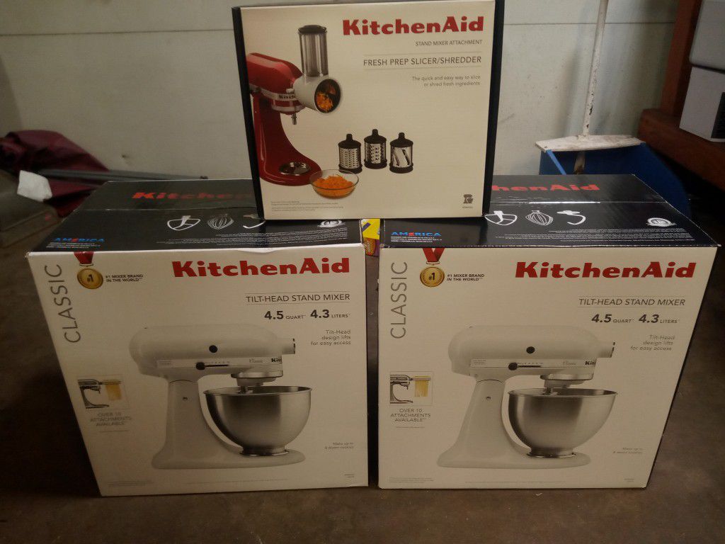KitchenAid Classic Series Stand Mixer 4.5 Q and Fresh Prep Slicer/Shredder  Attachment, White