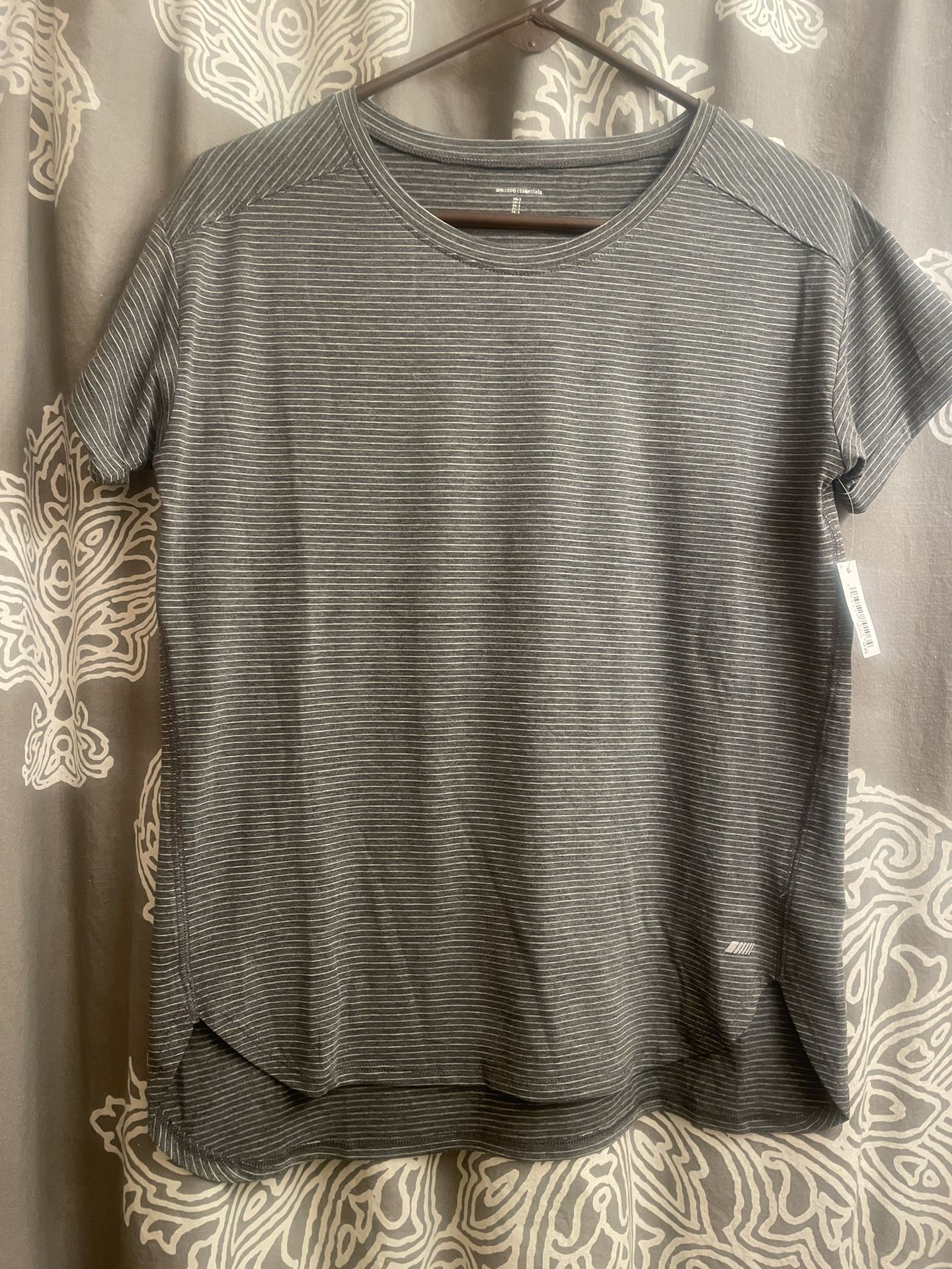 New Amazon Essentials Active Woman’s Small Shirts 