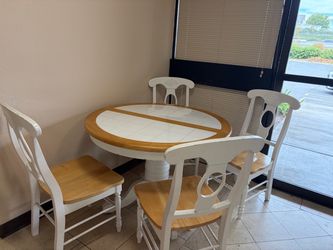 Dining Room Table/4 Chairs