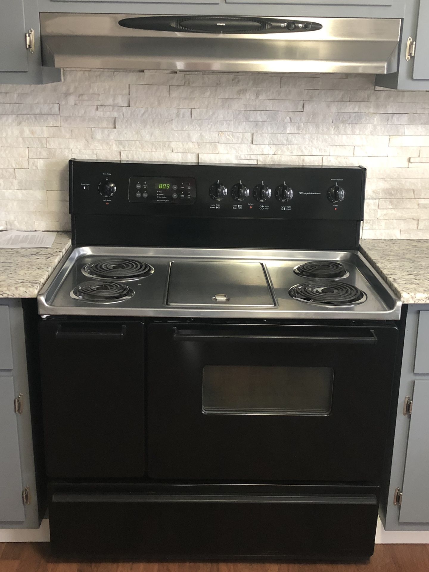 40” Electric Stove with built in griddle with Broan stainless hood oven