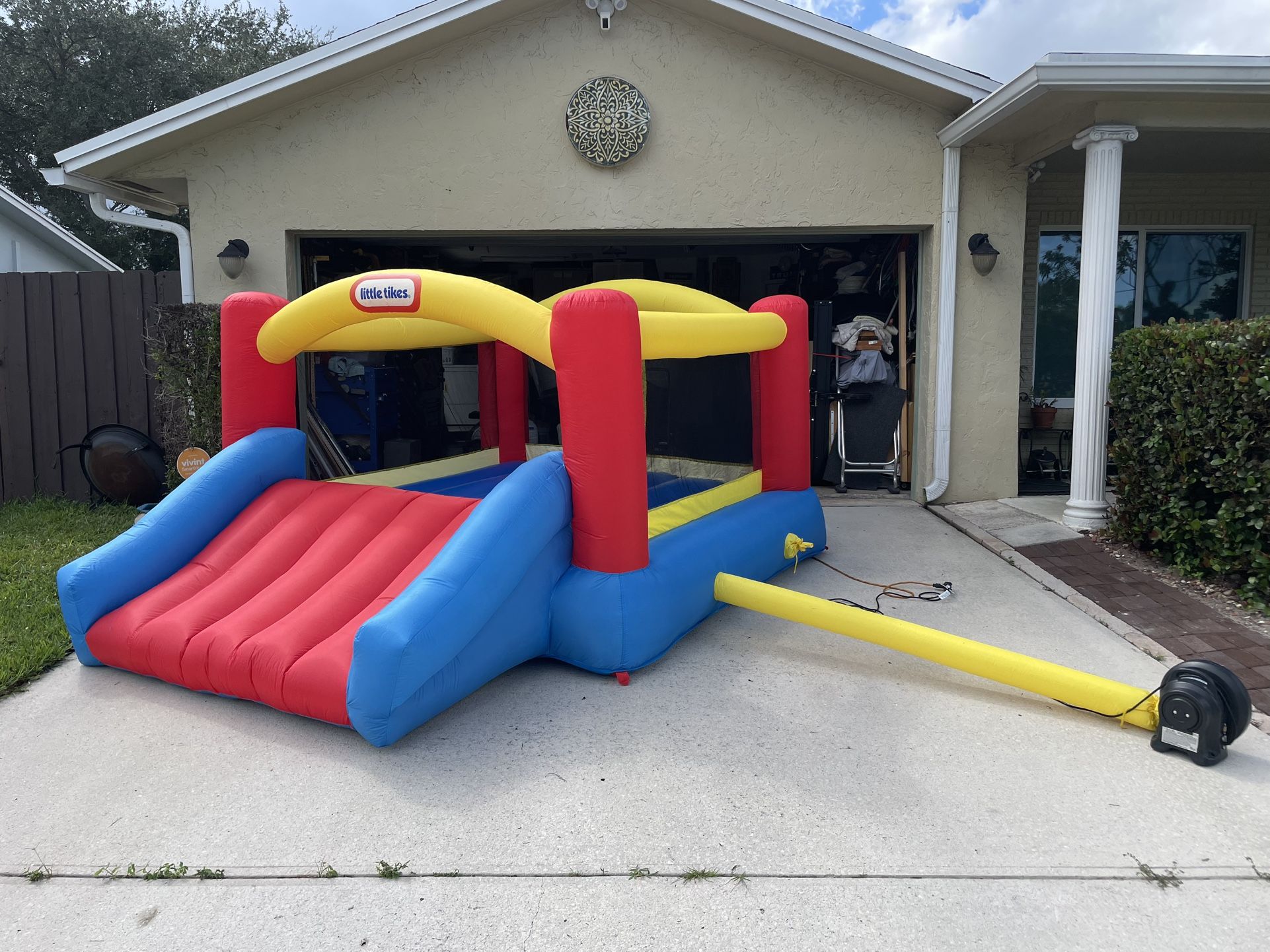 Little tykes bounce house, great shape
