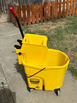 Rubbermaid mop bucket with wringer