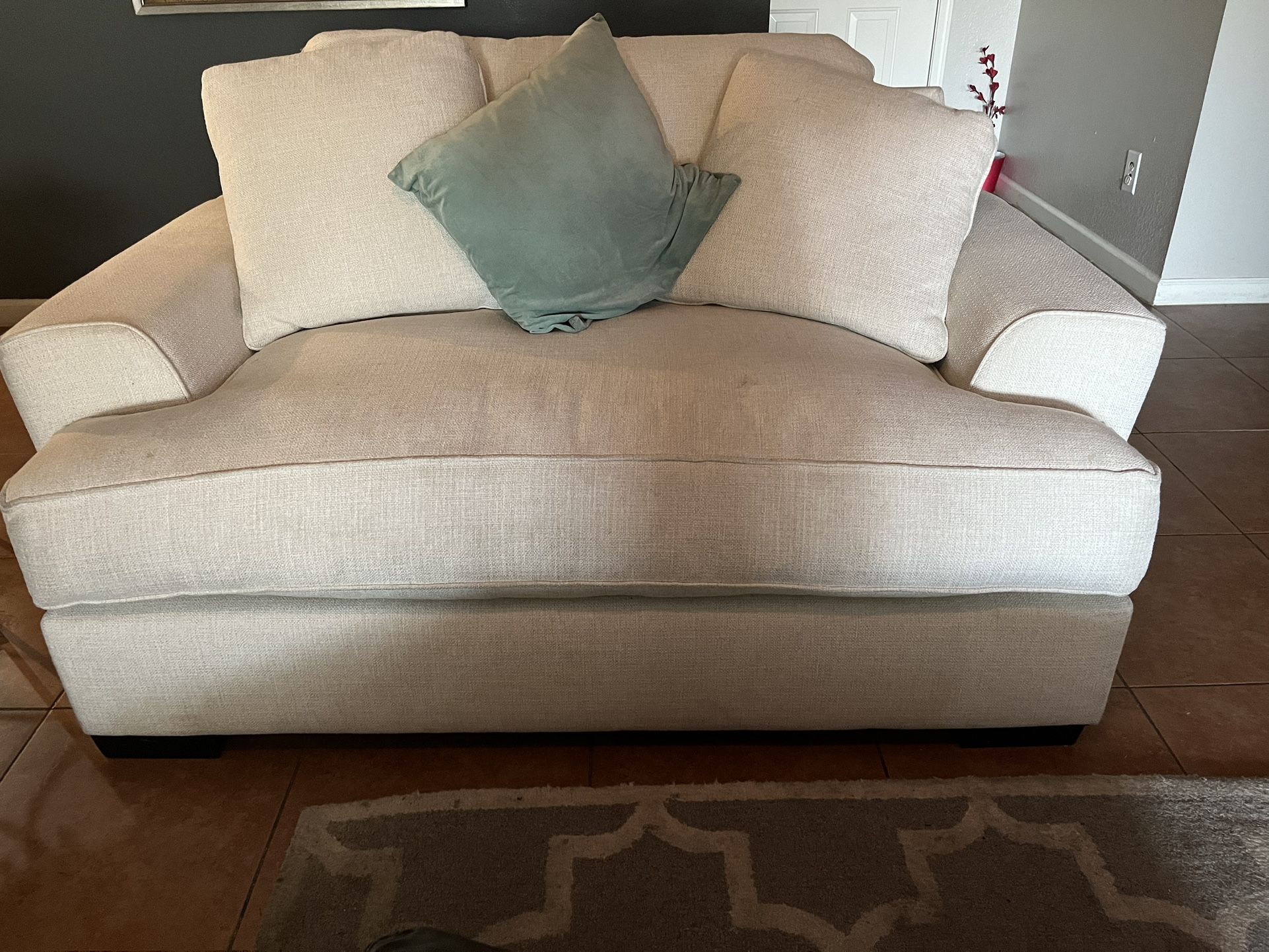 Cream Sofa Set In Excellent Condition 