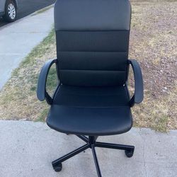 Black  Chair For Desk With Wheels/ Silla  De Escritorio Negra Con Ruedas (details In Photos/ Detalles En Fotos) 