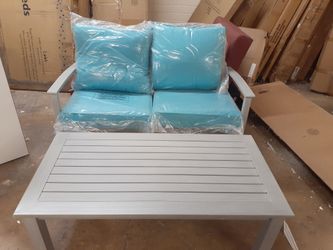 New Cosco LOVESEAT and coffee table cushions included