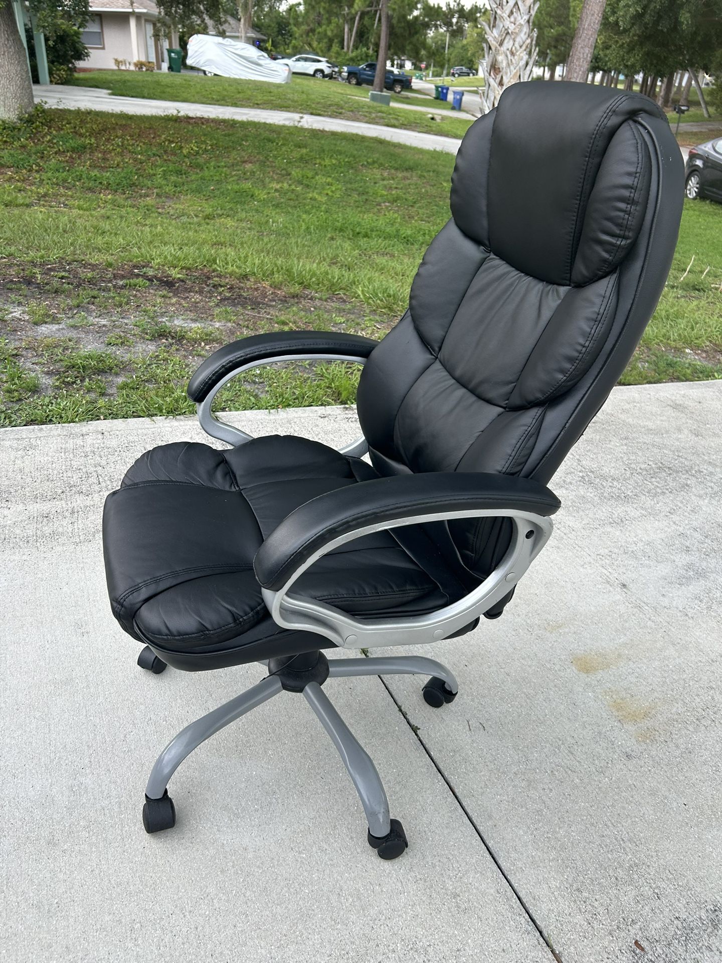 OFFICE CHAIR LIKE NEW VERY COMFORTABLE!