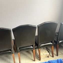 Sillas así como se ven son 6 $$$$ 5 cada una