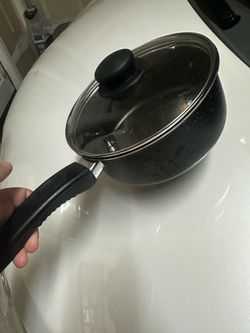 Small cooking pan with lid