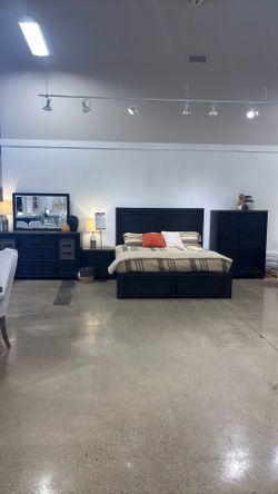 CLEARANCE!! Beautiful KING sized Black Bedroom Set With Slow Close Drawers