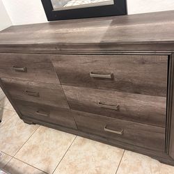 Chest of drawers with 6 brown oak drawers