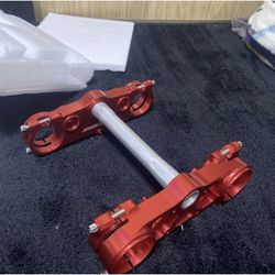 CNC Bar Risers Clamp Triple Tree Clamp For EXC EXC-F 125-(contact info removed)-2013 red as is