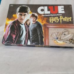 HARRY POTTER CLUE BOARD GAME IN EXCELLENT CONDITION 