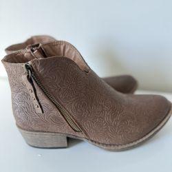 Very G Devine tooled ankle boot in tan size 6.5