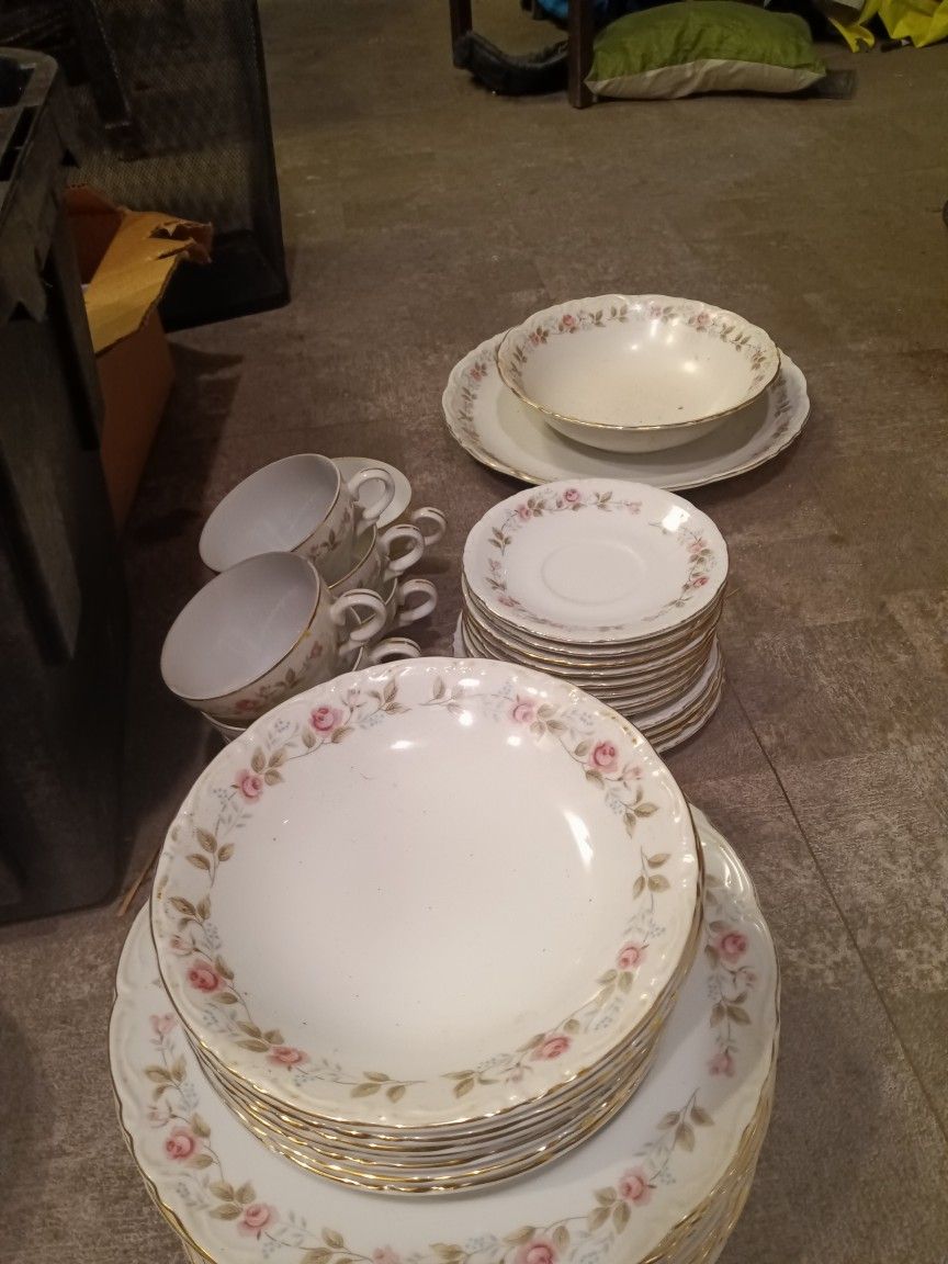 Bristol Fine China -Spring Garden - 39 Pieces 8 Place Setting