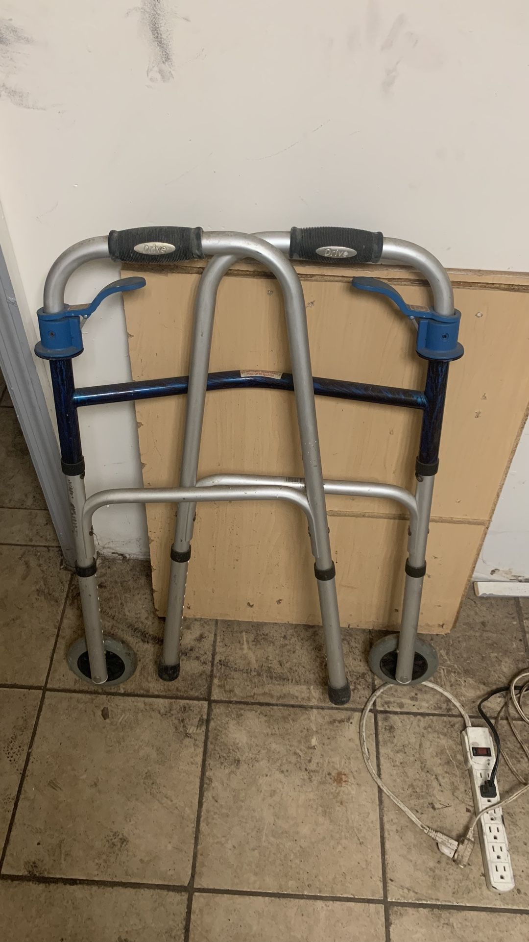 FOLDABLE ALUMI NUM ADJUSTABLE HIGHT WALKER