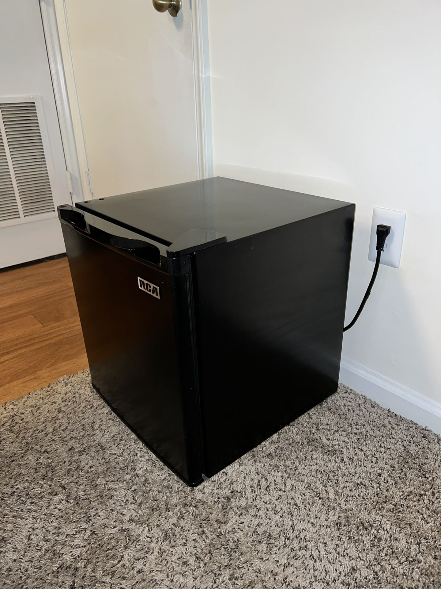 RCA MINI FRIDGE