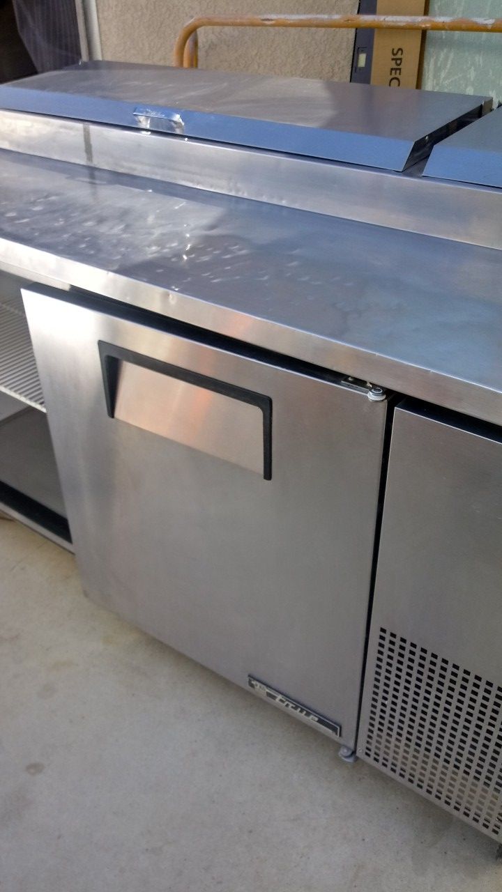 Pizza prep table 3 door refrigerated base