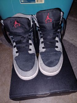 Air Jordan 1 Mid SE (GS) Size 7Y