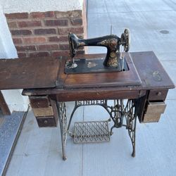 1920s Antique Singer Sewing Machine