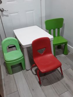 Toddlers Table With 3 Chairs