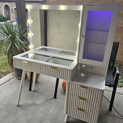 Vanity Makeup Table
