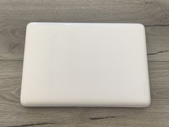 Apple MacBook in great condition, with white Incase hard case