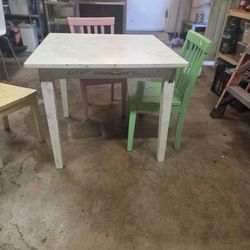 Kid table and chairs
